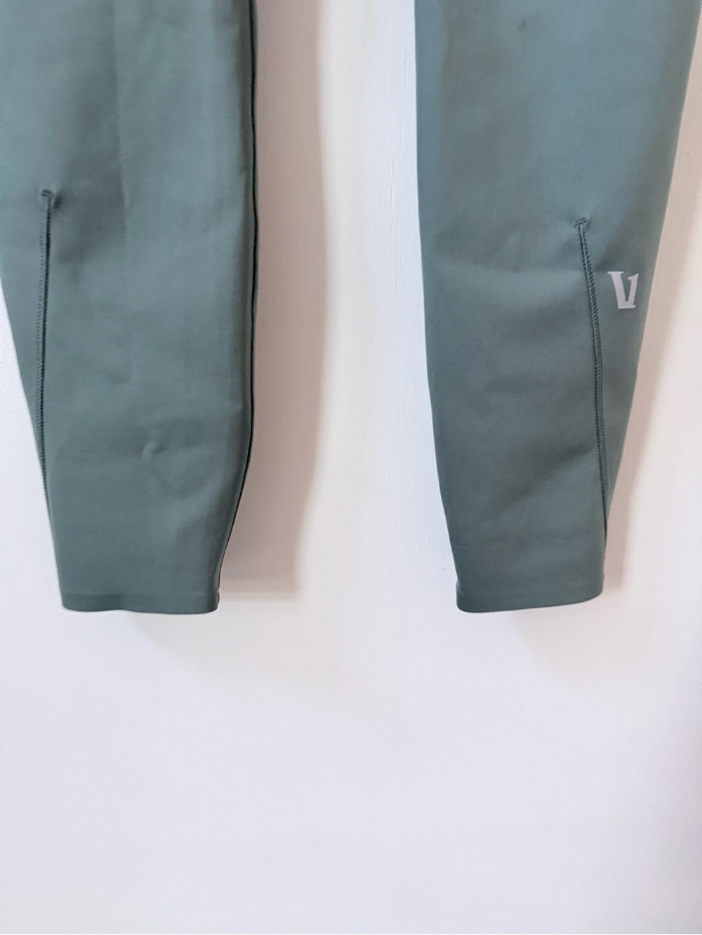 NWOT Vuori Uplift Evolve 7/8 Leggings in Fern - Picture 9 of 14